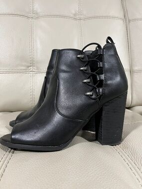 G by Guess Black Peep-Toe Lace-Up Chunky Heel Ankle Booties Size 7.5